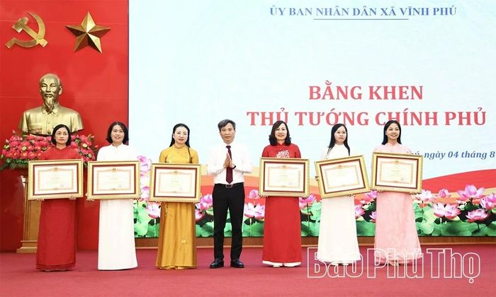 Thừa ủy quyền, đồng chí Bí thư Đảng ủy, Chủ tịch HĐND xã Vĩnh Phú Bùi Quang Đạo trao Bằng khen của Thủ tướng Chính phủ tặng các cá nhân có thành tích xuất sắc trong công tác giáo dục và đào tạo.