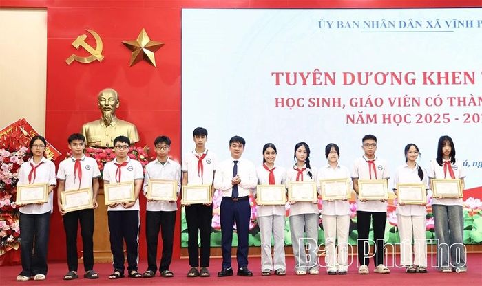 Lãnh đạo xã Vĩnh Phú khen thưởng học sinh có thành tích xuất sắc năm học 2025 - 2026.