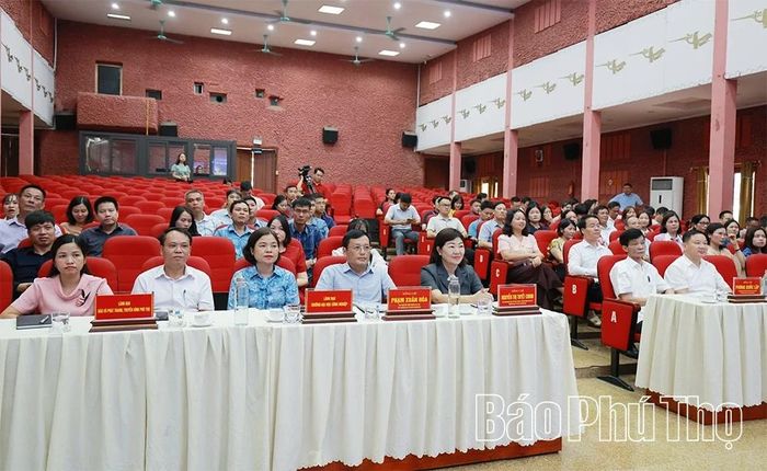 Các đại biểu dự hội nghị.