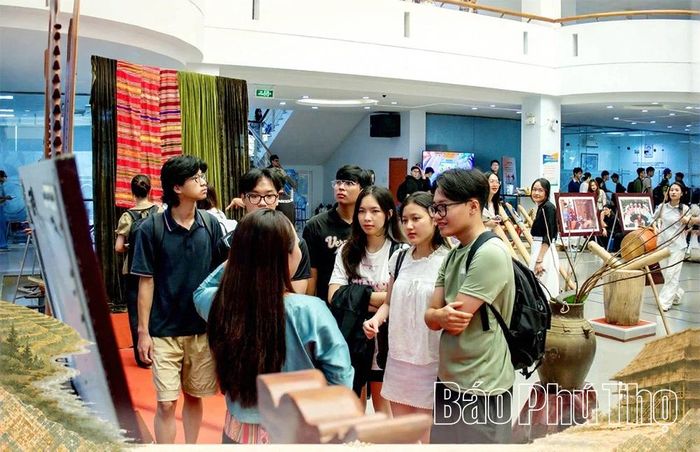 Các bạn trẻ Trường Đại học FPT hào hứng khám phá văn hóa bản Mường miền Đất Tổ.
