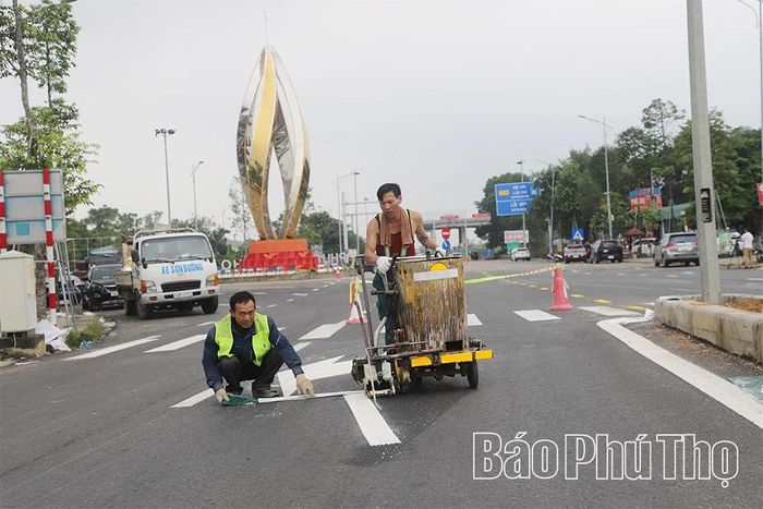 Công nhân tiến hành sơn vạch kẻ đường, đảm bảo giao thông tuyến đường.