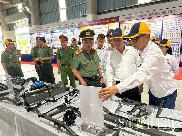 Phó Chủ tịch UBND tỉnh Nguyễn Khắc Hiếu kiểm tra công tác chuẩn bị cho Ngày hội tại Công ty TNHH Công nghệ COSMOS 1