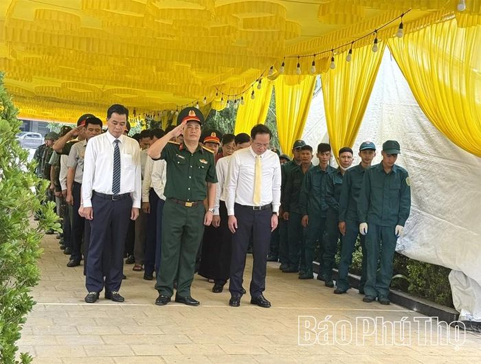 Đoàn đại biểu xã Thanh Sơn tri ân các Anh hùng liệt sĩ.