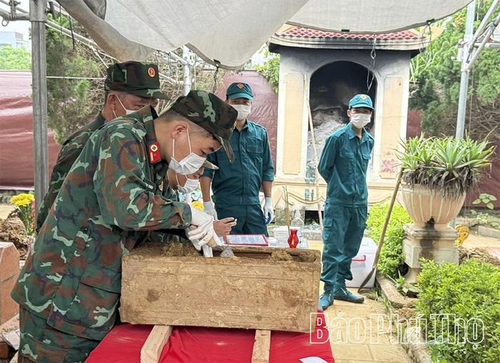 Đội lấy mẫu hài cốt tiến hành lấy mẫu hài cốt liệt sĩ theo quy định.