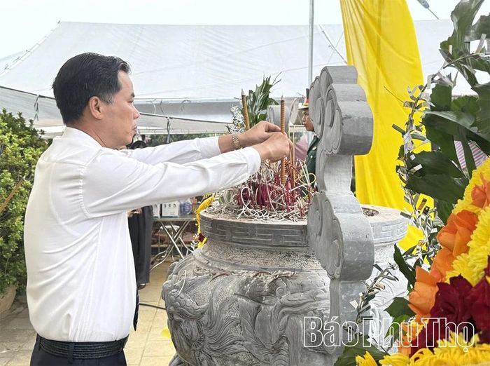 Bí thư Đảng ủy xã Thanh Sơn thắp hương tri ân các Anh hùng liệt sĩ.