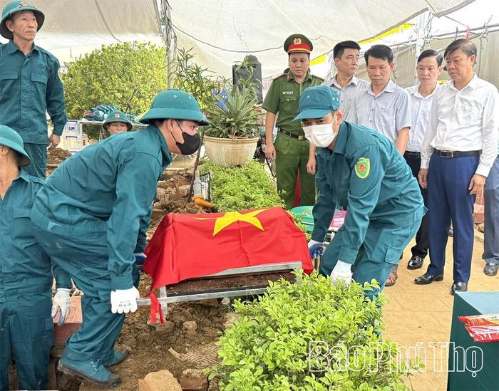 Lực lượng chức năng tiến hành khai quật hài cốt liệt sĩ chưa xác định được thông tin tại Nghĩa trang Liệt sĩ xã Thanh Sơn.
