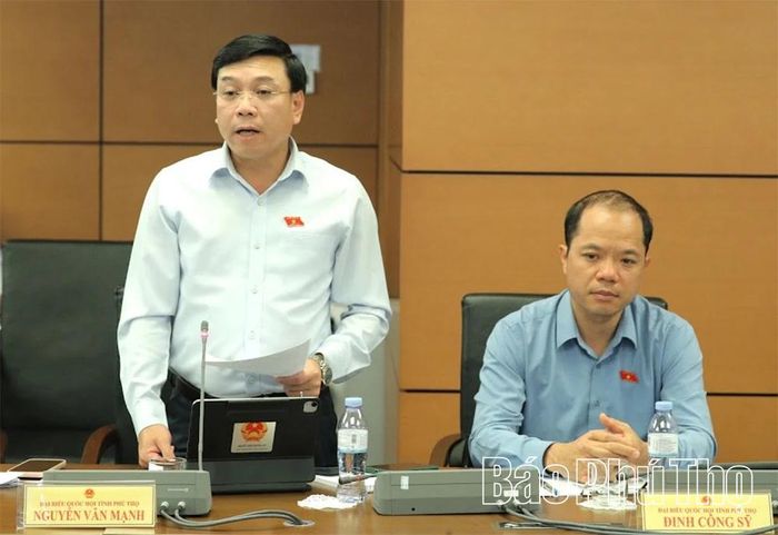 Đại biểu Quốc hội tỉnh Phú Thọ Nguyễn Văn Mạnh thảo luận tại tổ.