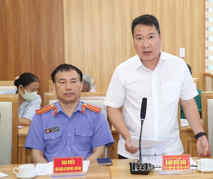 Đại diện Trung tâm phát triển quỹ đất Phú Thọ - Chi nhánh Tam Nông báo cáo tiến độ triển khai thực hiện công tác bồi thường, hỗ trợ và tái định cư dự án.