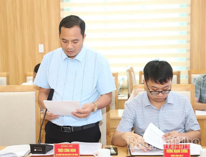 Đại diện Ban cưỡng chế thu hồi đất báo cáo phương án vận động, thuyết phục và tổ chức cưỡng chế thu hồi đất thực hiện Dự án Xây dựng và kinh doanh hạ tầng CCN Tam Nông.