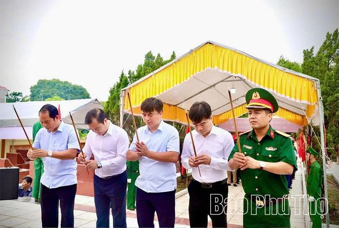 Lãnh đạo Đảng ủy, UBND xã Thái Hòa dâng hương tri ân các Anh hùng liệt sĩ.