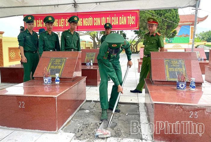 Chiến sĩ Trung tâm Huấn luyện Bộ đội Biên phòng tiến hành khai quật mộ liệt sĩ để phục vụ giám định ADN.