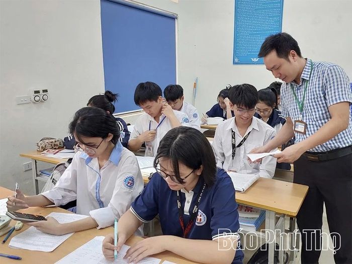 Thầy và trò Trường THPT Hạ Hòa (xã Hạ Hòa) thi đua dạy tốt, học tốt.