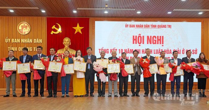 Các điển hình tiêu biểu trong công tác hòa giải cơ sở được biểu dương tại hội nghị biểu dương điển hình tiên tiến - Ảnh: P.T