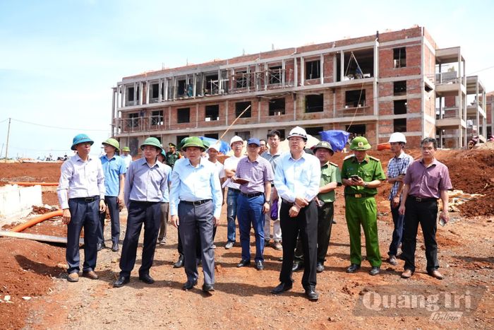 Đồng chí Lê Hồng Vinh, Chủ tịch UBND tỉnh chỉ đạo tại hiện trường, yêu cầu đẩy nhanh tiến độ thực hiện dự án Trường nội trú tiểu học và THCS Hướng Phùng - Ảnh: T.Đ