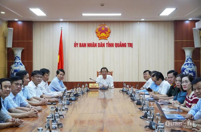 Đồng chí Hoàng Nam, Phó Chủ tịch Thường trực UBND tỉnh và các đại biểu tham dự tại điểm cầu Quảng Trị - Ảnh: X.P