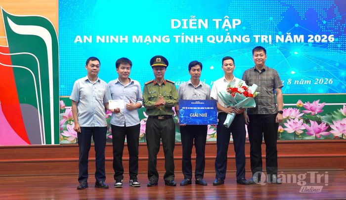Trao giải Nhì cho đội đoạt giải - Ảnh: C.H