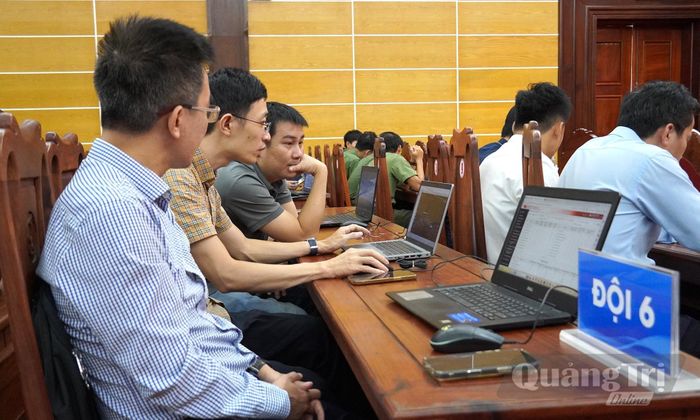 Một đội thi phân tích dữ liệu, xác định các chỉ dấu xâm nhập - Ảnh: C.H