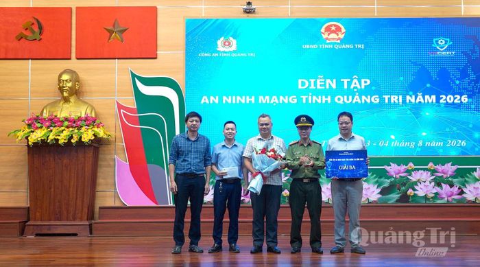 Trao giải Ba cho đội thi của Sở Khoa học và Công nghệ - Ảnh: C.H