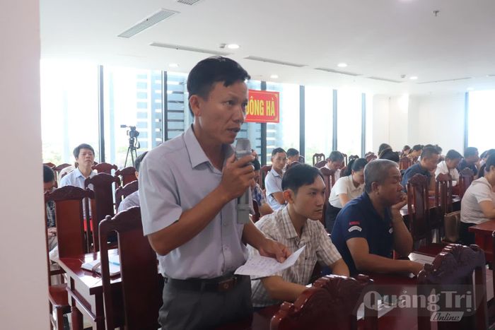 Cử tri phường Đông Hà trình bày kiến nghị tại buổi tiếp xúc - Ảnh: T.P