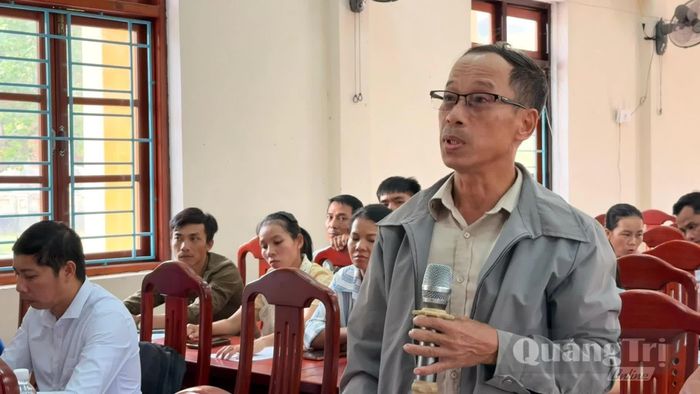 Cử tri xã Ba Lòng trình bày kiến nghị tại buổi tiếp xúc - Ảnh: H.H