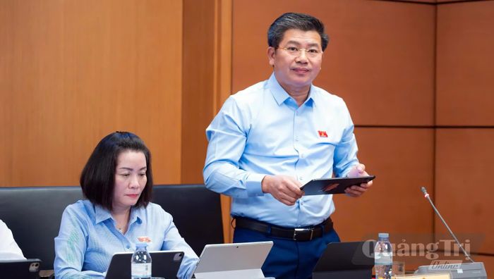 Đồng chí Trần Vũ Khiêm, Phó Bí thư Thường trực Tỉnh ủy, Trưởng đoàn đại biểu Quốc hội tỉnh thảo luận tại tổ - Ảnh: N.M