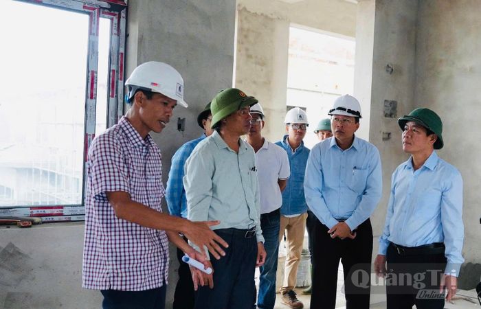 Đồng chí Nguyễn Văn Phương, Bí thư Tỉnh ủy giao nhiệm vụ cho chủ đầu tư và các đơn vị thi công quyết tâm đưa công trình về đích trước ngày 30/8 - Ảnh: Mỹ Nhị
