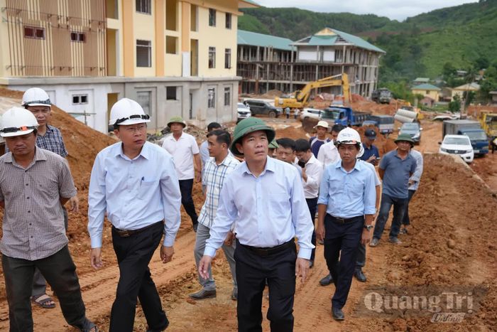 Đồng chí Nguyễn Văn Phương, Bí thư Tỉnh ủy cùng đoàn công tác kiểm tra thực địa tại công trường Trường nội trú TH và THCS Đakrông - Ảnh: Mỹ Nhị