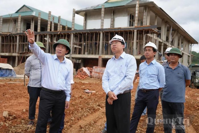 Bí thư Tỉnh ủy Nguyễn Văn Phương chỉ đạo các nhà thầu tập trung nhân lực, bảo đảm tiến độ công trình - Ảnh: Mỹ Nhị