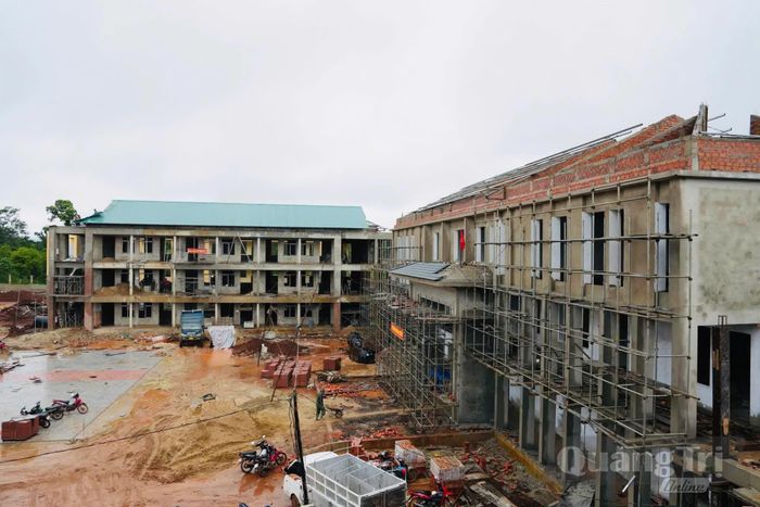 Công trường thi công Trường nội trú TH và THCS Hướng Phùng đang gấp rút hoàn thiện các hạng mục cuối cùng - Ảnh: Mỹ Nhị