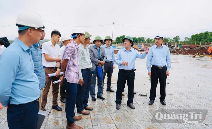 Đồng chí Nguyễn Văn Phương, Bí thư Tỉnh ủy kiểm tra thực địa tại công trường Trường nội trú TH và THCS Hướng Phùng - Ảnh: Mỹ Nhị