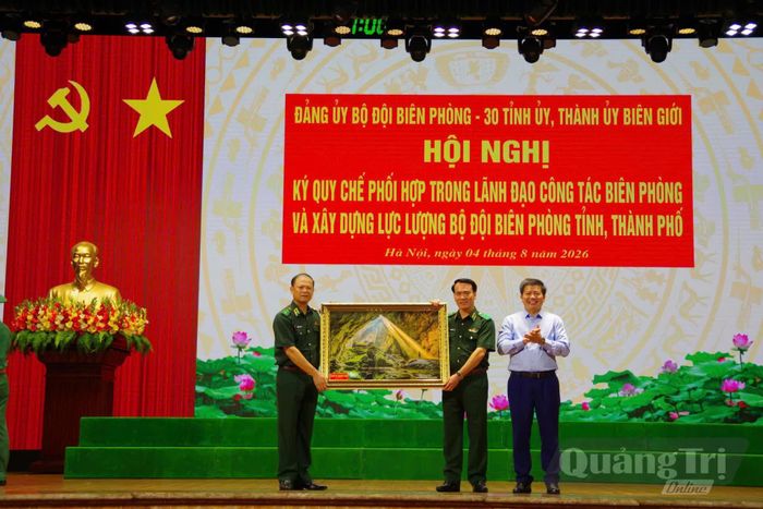 Đồng chí Trần Vũ Khiêm, Phó Bí thư Thường trực Tỉnh ủy, Trưởng đoàn đại biểu Quốc hội tỉnh tặng quà lưu niệm cho Bộ Tư lệnh Bộ đội biên phòng - Ảnh: Đỗ Nguyên