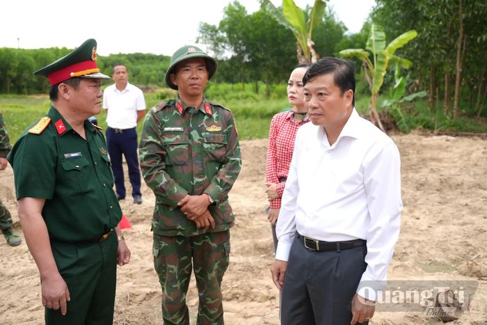 Đồng chí Lê Hồng Vinh, Chủ tịch UBND tỉnh nghe các đơn vị liên quan báo cáo kết quả công tác tìm kiếm, quy tập hài cốt liệt sĩ tại khu vực Câu Nhi - Ảnh: T.Đ