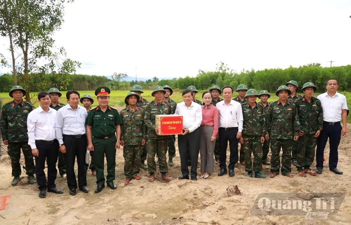 Đồng chí Lê Hồng Vinh, Chủ tịch UBND tỉnh tặng quà, động viên các lực lượng làm nhiệm vụ tìm kiếm, quy tập hài cốt liệt sĩ tại khu vực Câu Nhi - Ảnh: T.Đ