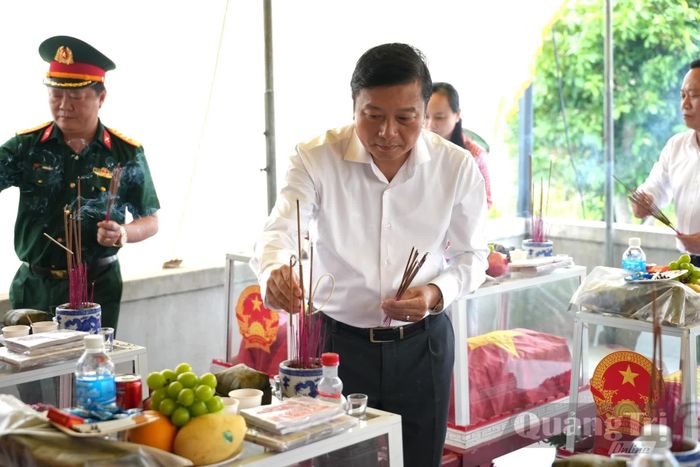 Đồng chí Lê Hồng Vinh, Chủ tịch UBND tỉnh tri ân các anh hùng liệt sĩ được tìm kiếm, quy tập tại khu vực Câu Nhi - Ảnh: T.Đ