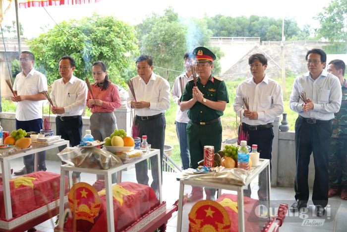 Đồng chí Lê Hồng Vinh, Chủ tịch UBND tỉnh và đoàn công tác dâng hương tri ân các anh hùng liệt sĩ được tìm kiếm, quy tập tại khu vực Câu Nhi - Ảnh: T.Đ