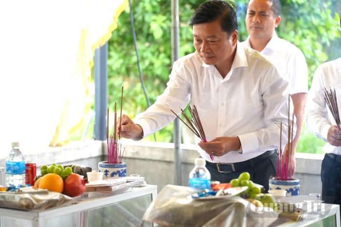 Đồng chí Lê Hồng Vinh, Chủ tịch UBND tỉnh dâng hương các anh hùng liệt sĩ được tìm kiếm, quy tập tại khu vực Câu Nhi - Ảnh: T.Đ