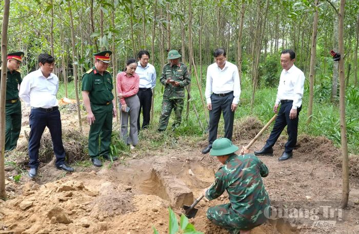 Đồng chí Lê Hồng Vinh, Chủ tịch UBND tỉnh kiểm tra công tác tìm kiếm, quy tập hài cốt liệt sĩ tại khu vực Câu Nhi - Ảnh: T.Đ