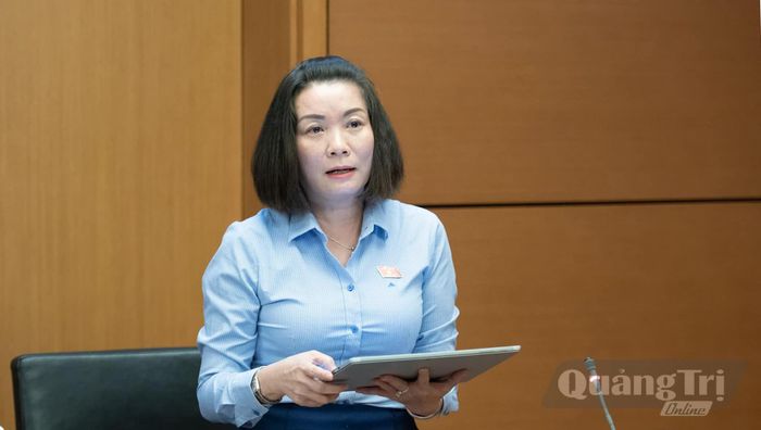 Đồng chí Nguyễn Minh Tâm, Phó trưởng đoàn chuyên trách Đoàn đại biểu Quốc hội tỉnh thảo luận tại tổ - Ảnh: N.M