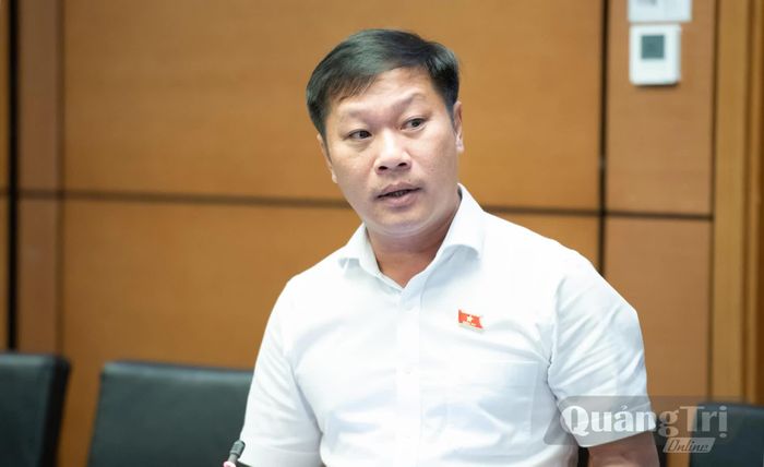 Đồng chí Nguyễn Khánh Vũ, Bí thư Đảng ủy, Chủ tịch HĐND phường Quảng Trị thảo luận tại tổ - Ảnh: N.M