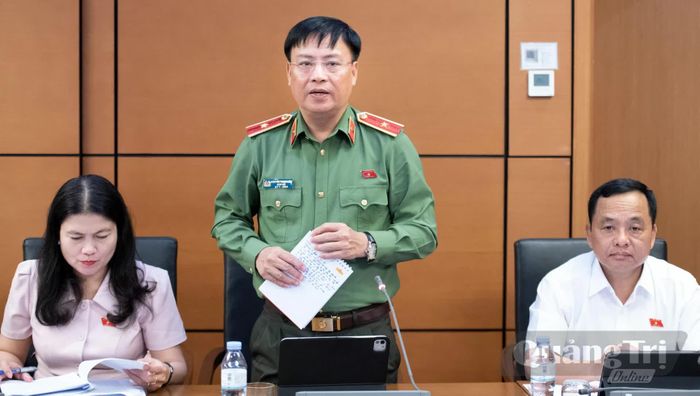 Đồng chí Thiếu tướng Nguyễn Thanh Liêm, Giám đốc Công an tỉnh thảo luận tại tổ - Ảnh: N.M