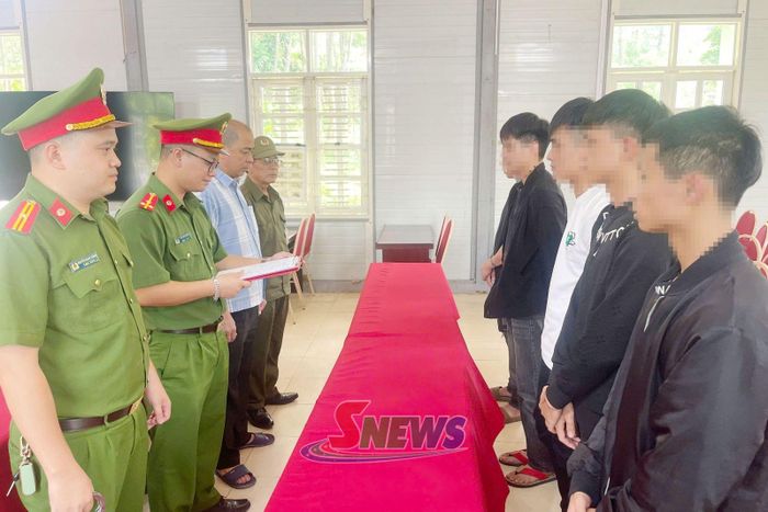 Cơ quan Cảnh sát điều tra thi hành các quyết định tố tụng đối với các đối tượng gây rối trật tự công cộng tại Trường Cao đẳng Sơn La. Ảnh: Công an cung cấp