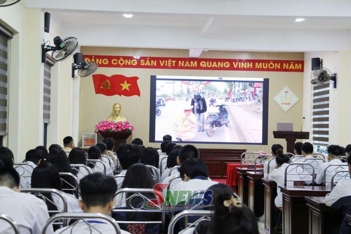 Công an phường Tô Hiệu và Phòng Cảnh sát giao thông tổ chức tuyên truyền pháp luật giao thông cho học sinh Trường THPT Tô Hiệu dịp nghỉ hè.