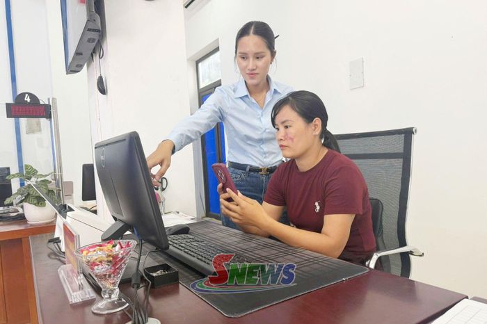 Công chức Trung tâm Phục vụ hành chính công xã Sông Mã hướng dẫn công dân đăng ký hộ kinh doanh trên Cổng dịch vụ công.