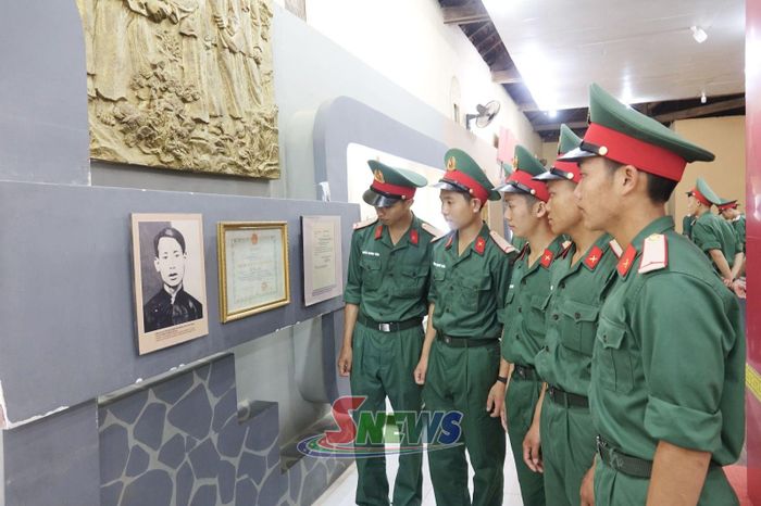 Cán bộ, chiến sĩ Trung đoàn 754 học tập truyền thống, giáo dục chính trị, tư tưởng, phấn đấu vào Đảng.