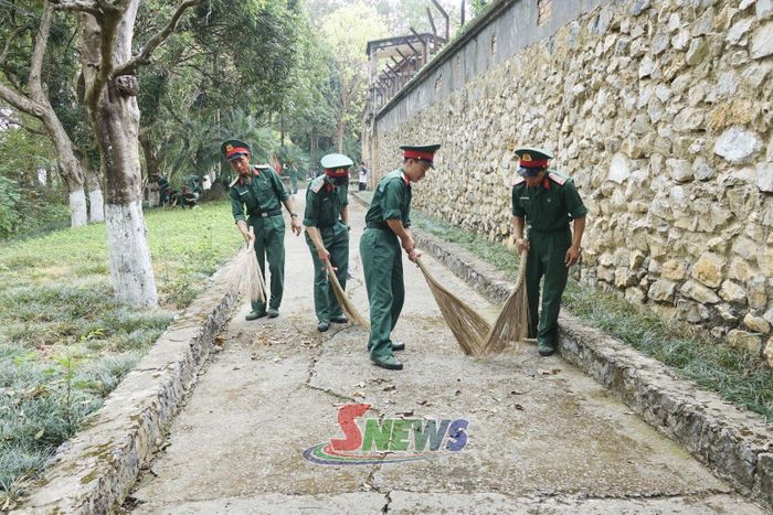 Chiến sĩ Trung đoàn 754 tham gia dọn vệ sinh môi trường.