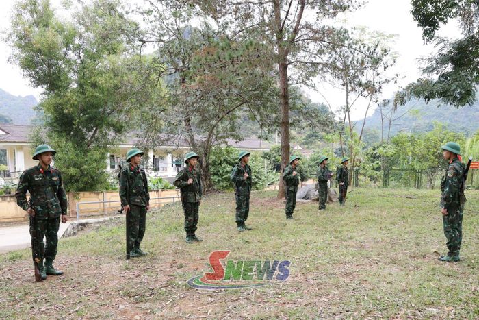 Chiến sĩ Trung đoàn 754 huấn luyện điều lệnh đội ngũ.