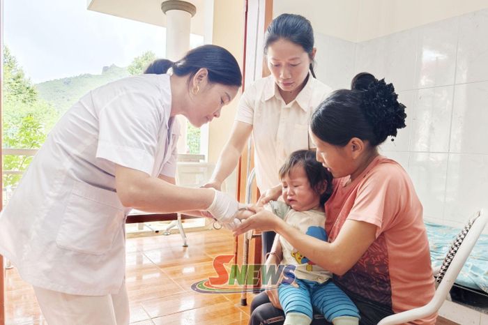 Y sĩ Trạm Y tế xã Xím Vàng tiêm chủng cho trẻ.