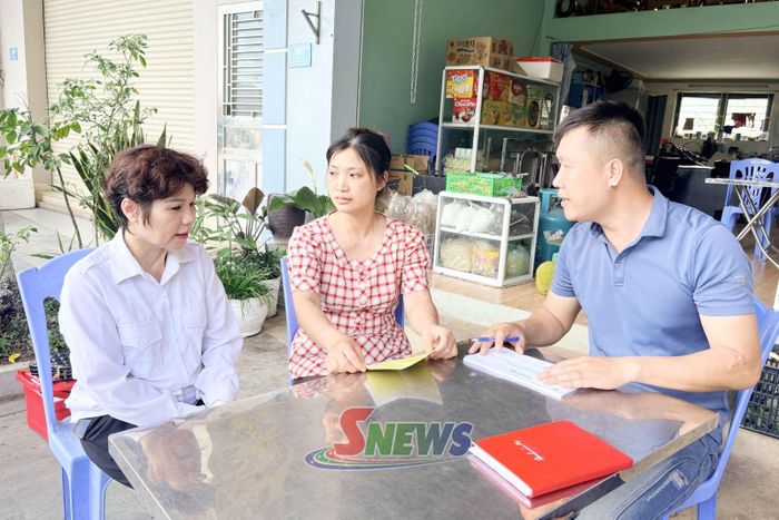 Cán bộ Trung tâm Dịch vụ tổng hợp phường Tô Hiệu vận động nhân dân tiêm phòng dại cho chó, mèo.