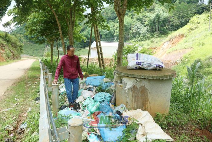 Bể chứa thu gom bao vỏ thuốc bảo vệ thực vật đã qua sử dụng tại thôn Kim Chung 2, xã Phiêng Khoài trong tình trạng đầy tràn. 