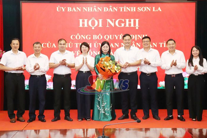 Tập thể Ban Thường vụ Đảng ủy xã Bắc Yên tặng hoa chúc mừng đồng chí Hà Thị Ngọc Yến.
